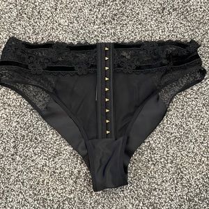 NWT Victoria’s Secret Midrise Cheeky Underwear Size Small